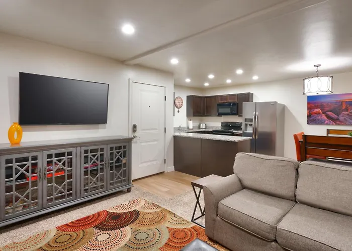 6A Family Friendly Redcliff Condo Pool & Hot Tub